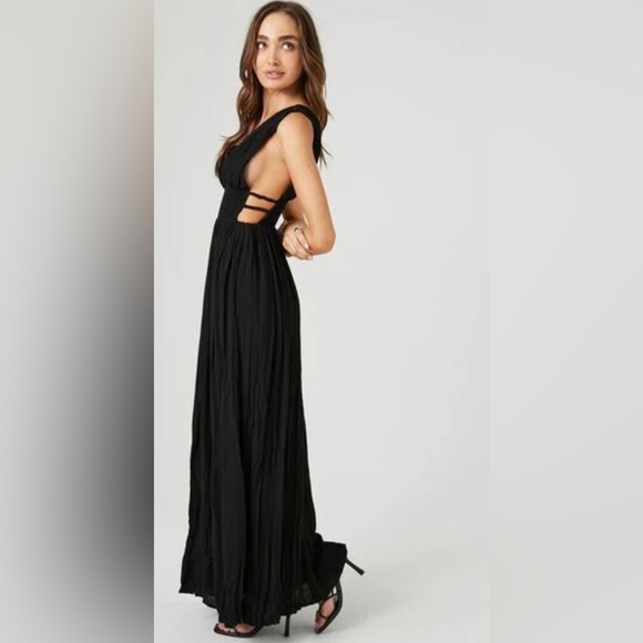 BRAND NEW W/O TAGS BLACK MAXI DRESS WITH CUT OUT SIDE DETAILS. Size XL. - Picture 4 of 5